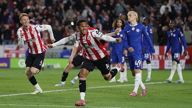 Fabio Carvalho ghi bàn giúp Brentford cầm hòa Chelsea.