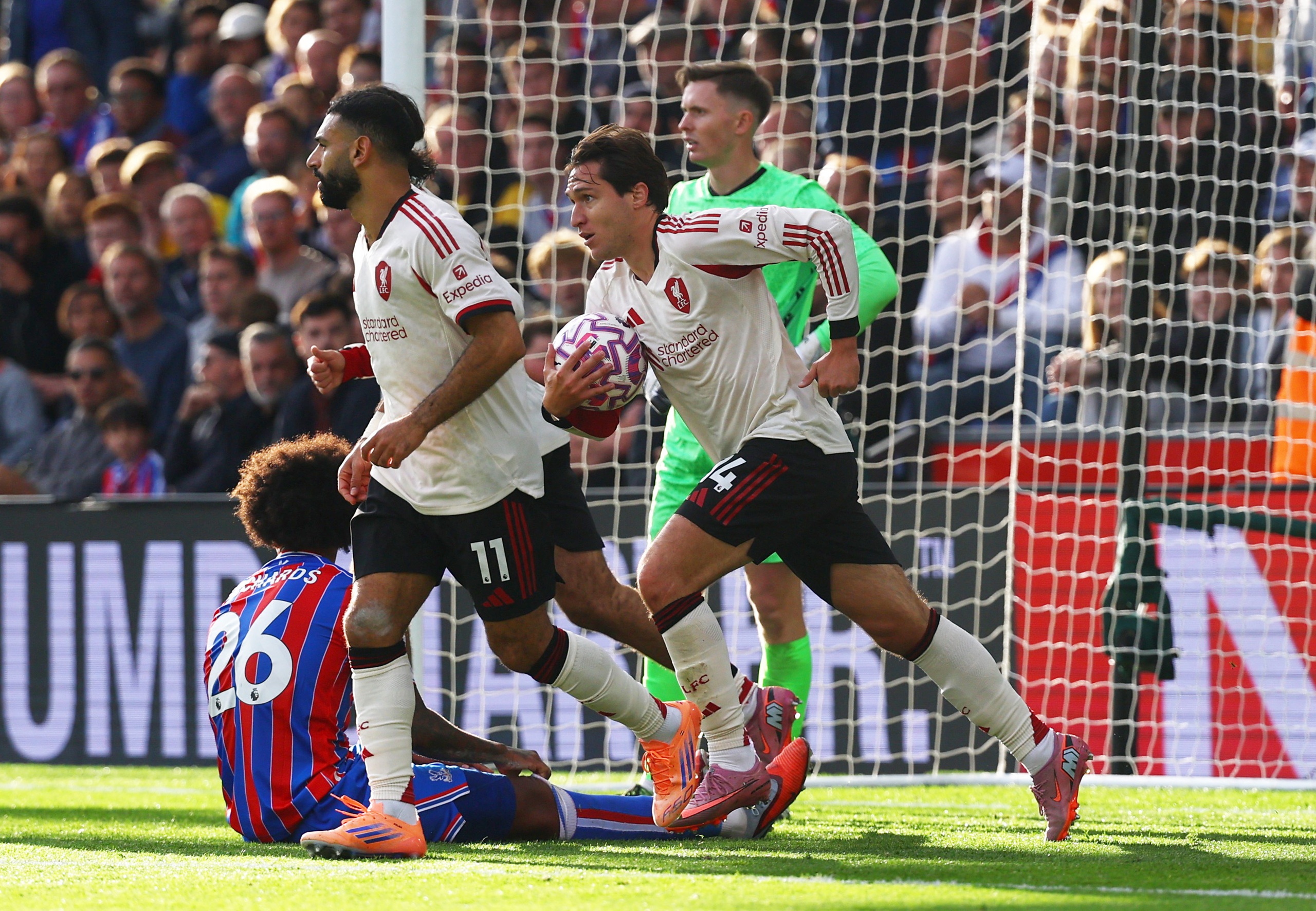 Chiesa ghi bàn gỡ hòa 1-1 cho Liverpool