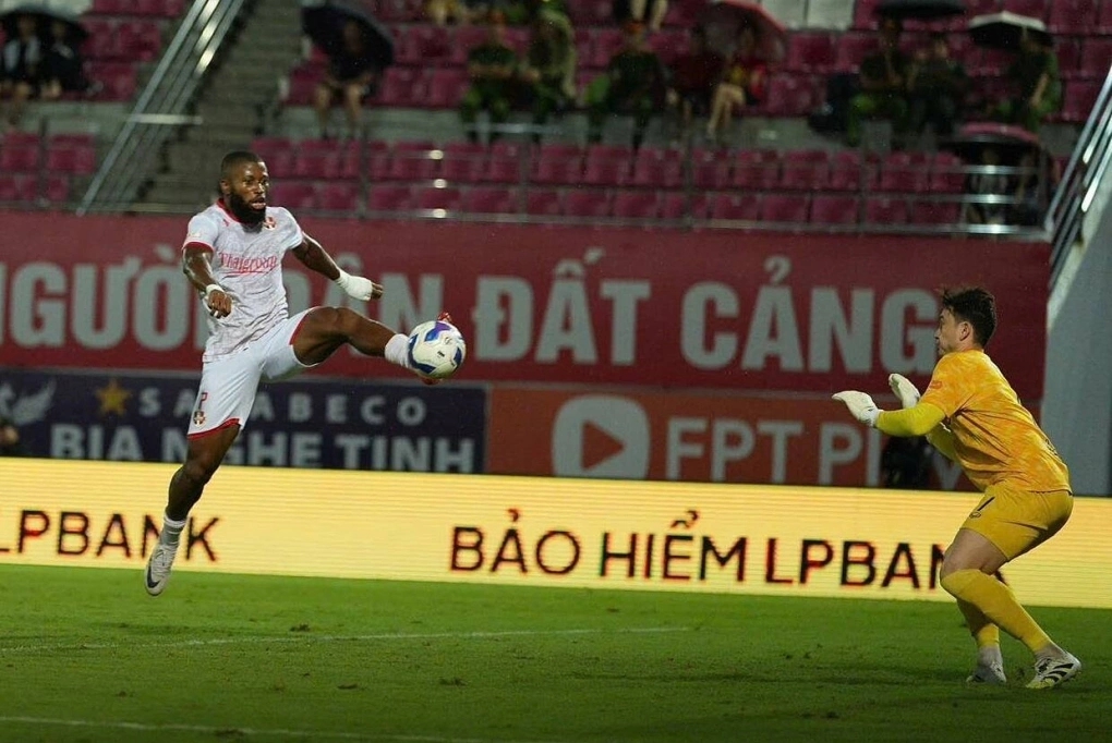 Thủ môn Văn Lâm trong trận hòa 2-2 với CLB Hải Phòng