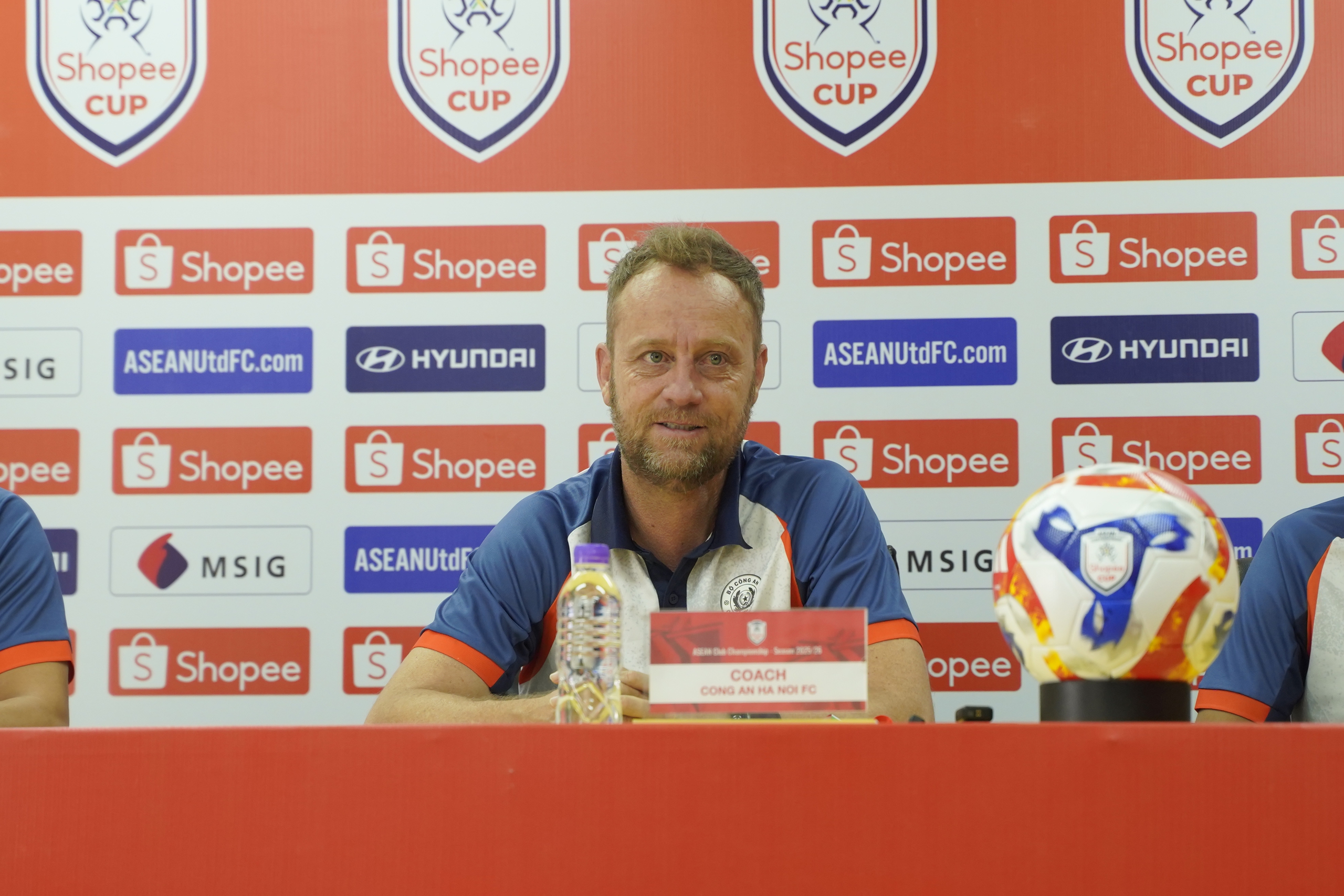 HLV Polking bảo vệ Nguyễn Filip sau những sai lầm - Ảnh 1.