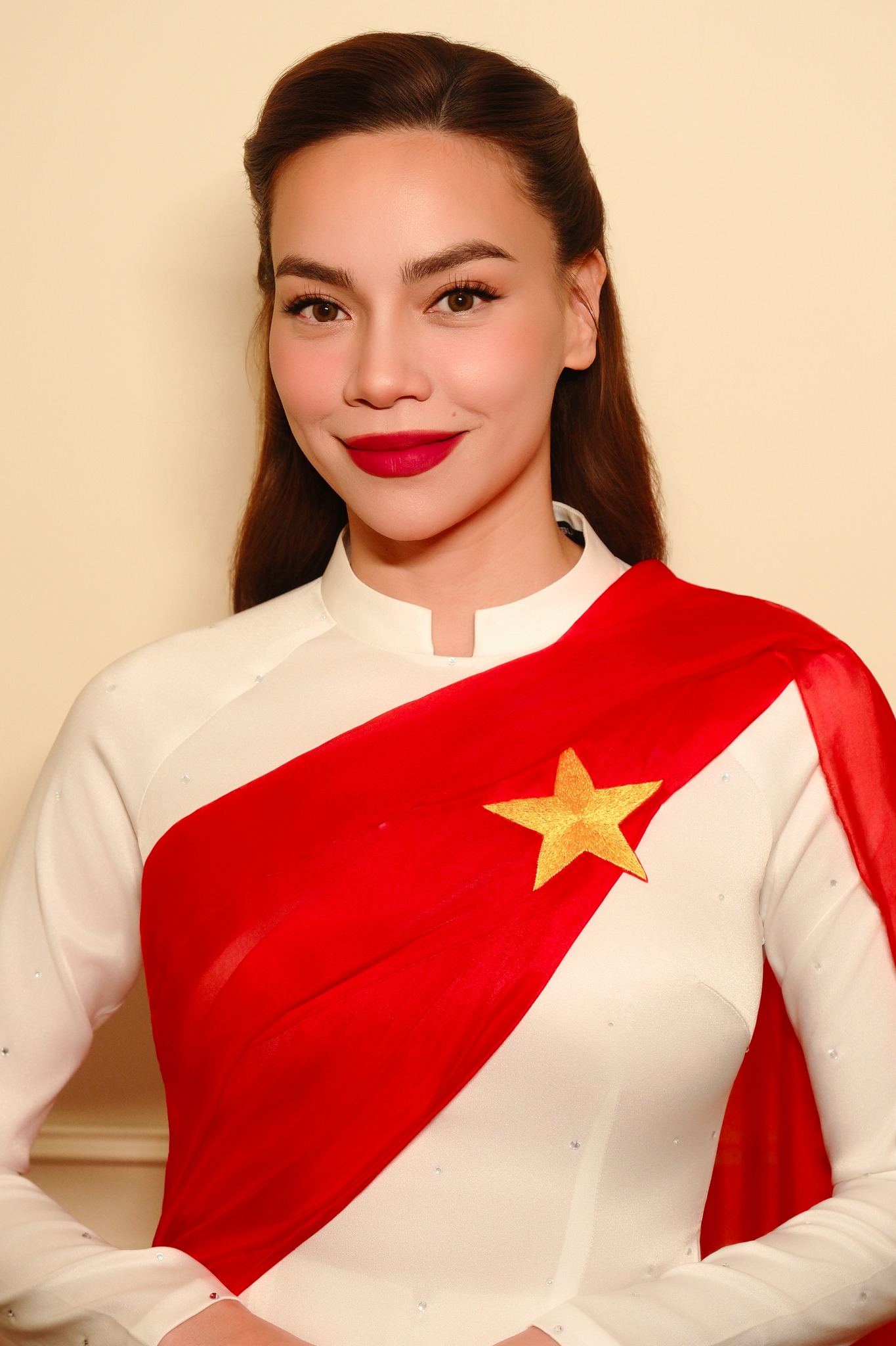 Hồ Ngọc Hà là một trong những nghệ sĩ biểu diễn ở lễ bế mạc Triển Lãm A80 Tôi Yêu Tổ Quốc Tôi