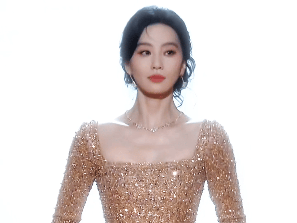 Lưu Thi Thi nổi bật với vai Nhược Hy trong Bộ Bộ Kinh Tâm