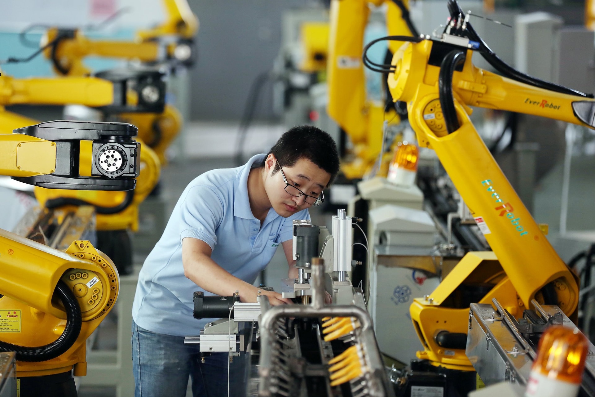 Robot công nghiệp hiện đại trong nhà máy ở Trung Quốc