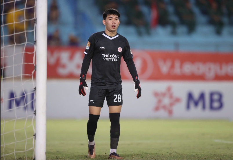 - Ảnh 3. Thủ môn Văn Việt thi đấu xuất sắc