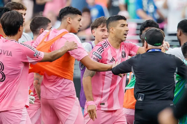 Luis Suarez mất bình tĩnh với nhân viên an ninh Seattle