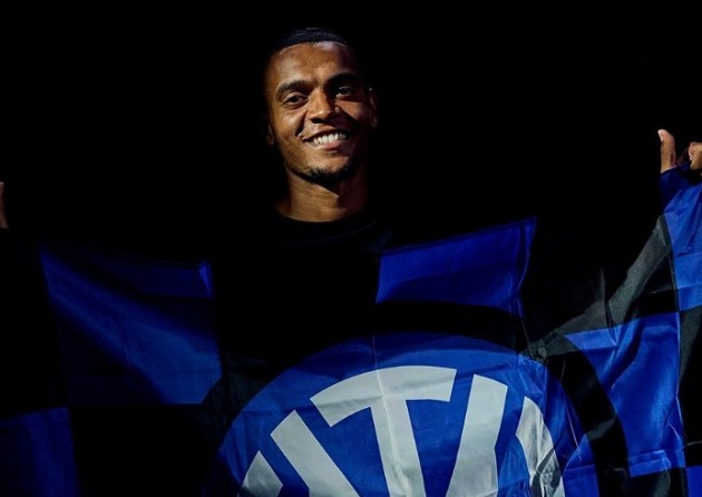Akanji đã chính thức khoác lên mình màu áo Inter. Manuel Akanji khoác áo Inter Milan