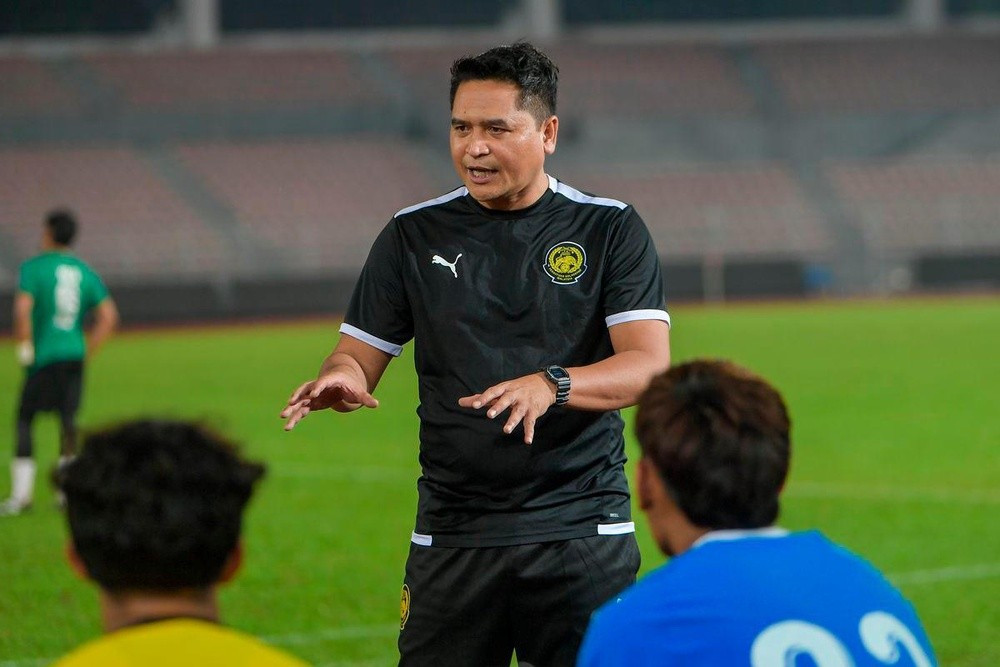 Huấn luyện viên U23 Malaysia động viên đội bóng trước trận đấu