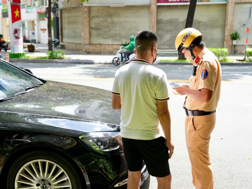 Quy định mức phạt mở cửa xe không an toàn