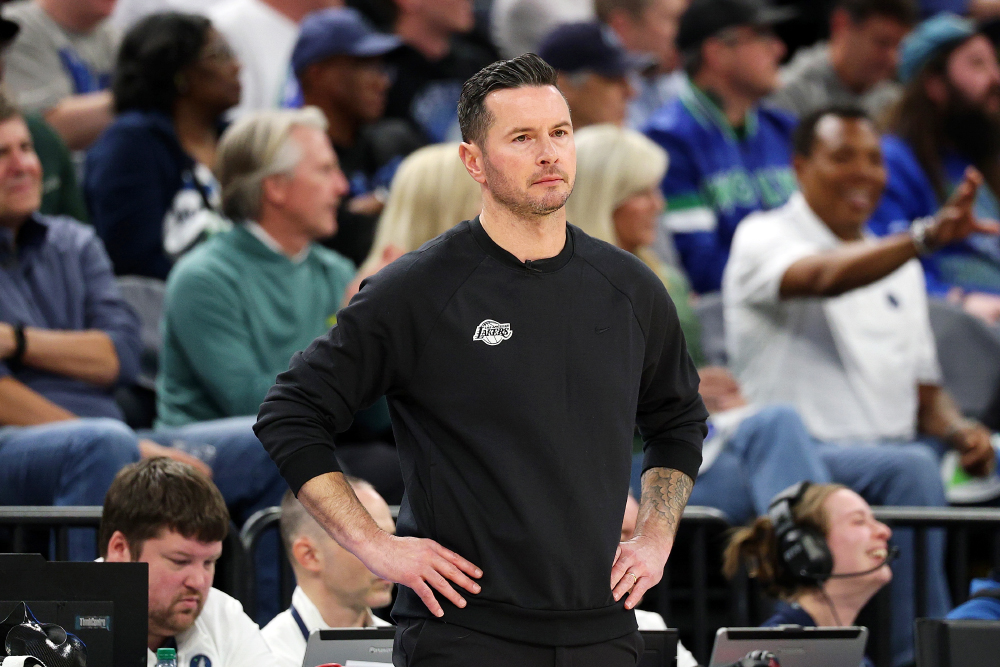 Huấn luyện viên JJ Redick và ban lãnh đạo Los Angeles Lakers