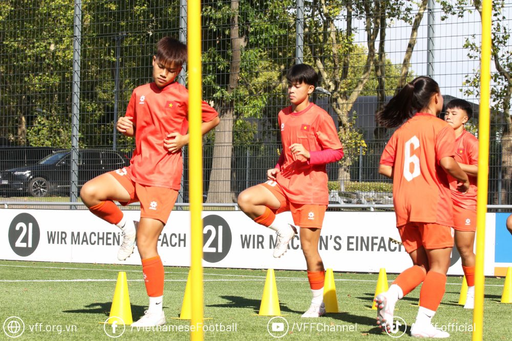 dT U17 nu Viet Nam tap buoi dau tien tai duc.