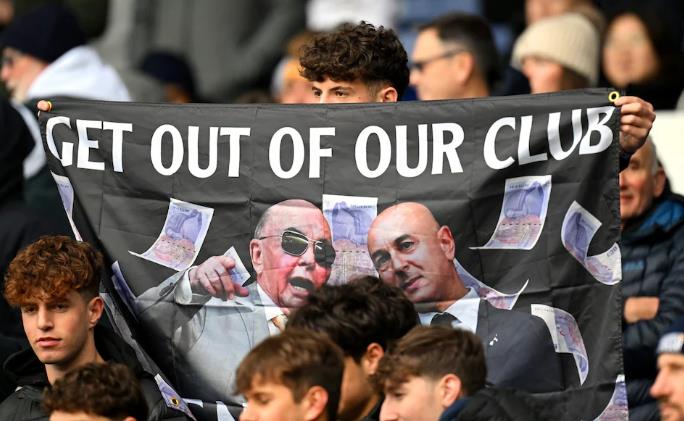Daniel Levy gây tranh cãi tại Tottenham