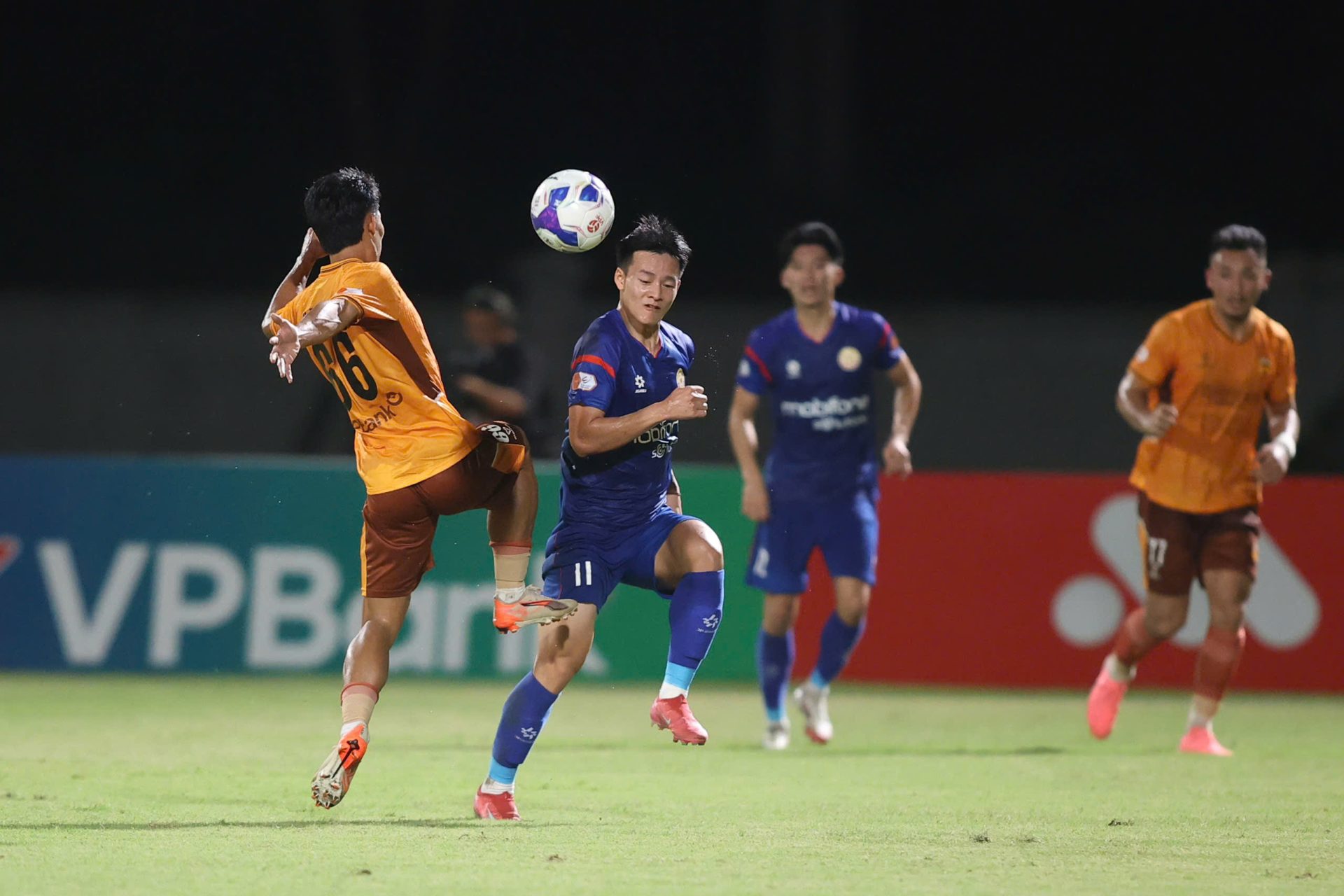 PVF-CAND (áo xanh) không thắng được HAGL tại vòng 5 LPBank V-League 2025/26.