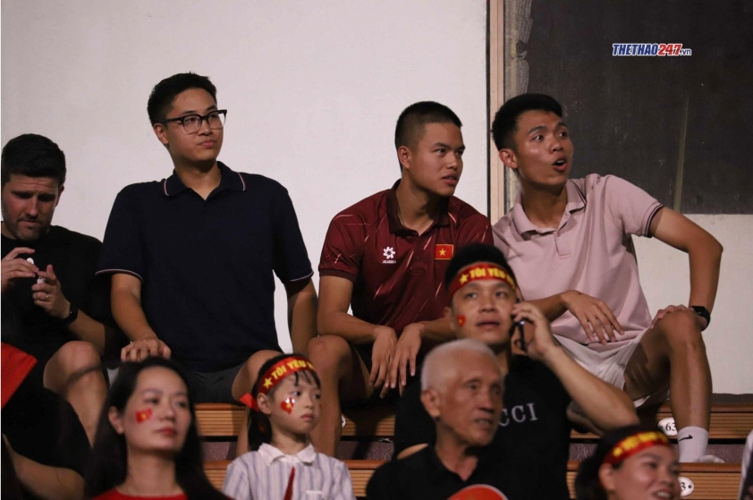 Việt kiều Trần Thành Trung theo dõi trận đấu