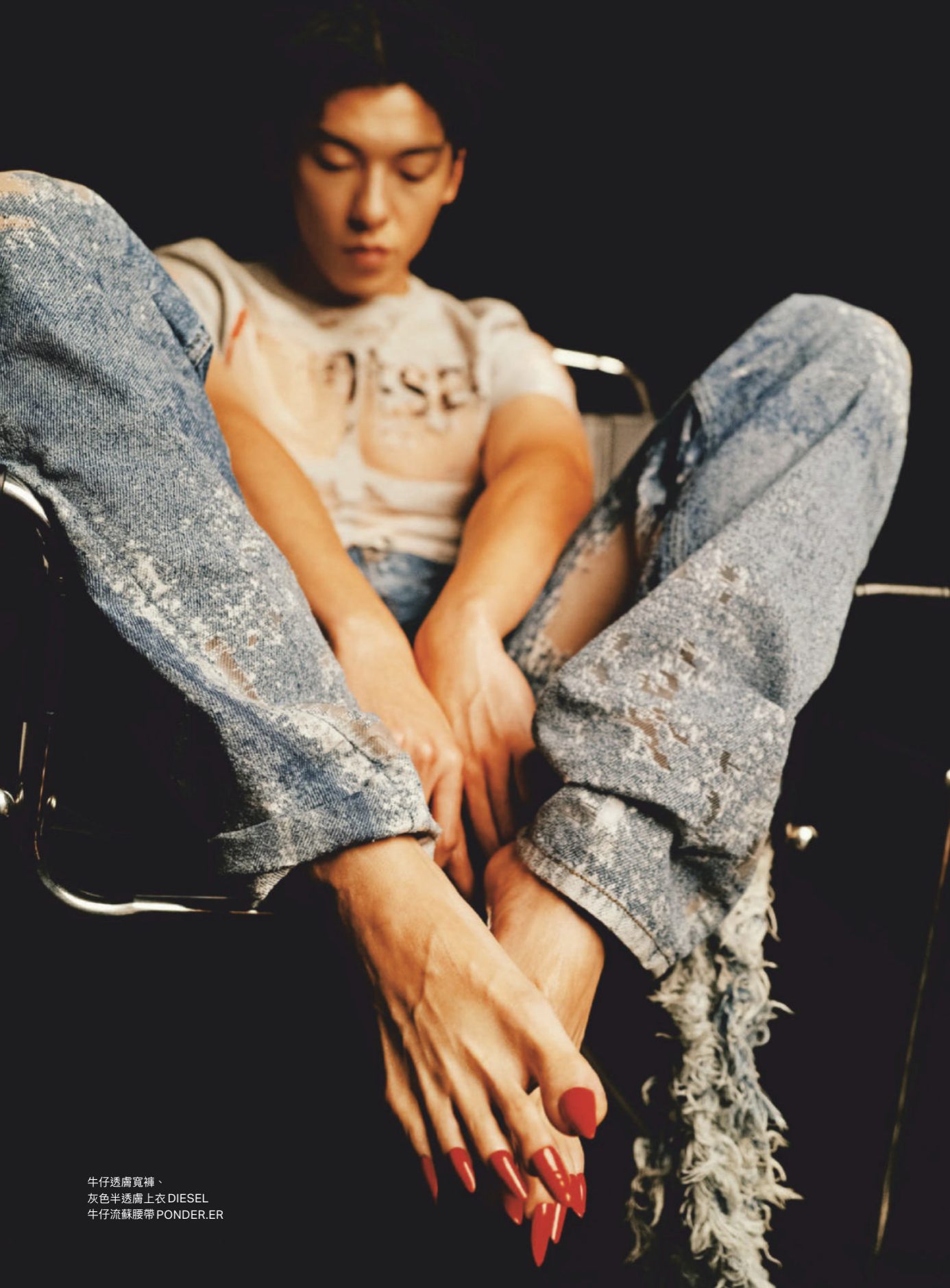 Hình ảnh này đem đến cảm giác về 1 gã trai nổi loạn, khoác lên mình móng đỏ và jeans rách, ngồi thẫn thờ như chối bỏ thế giới bên ngoài
