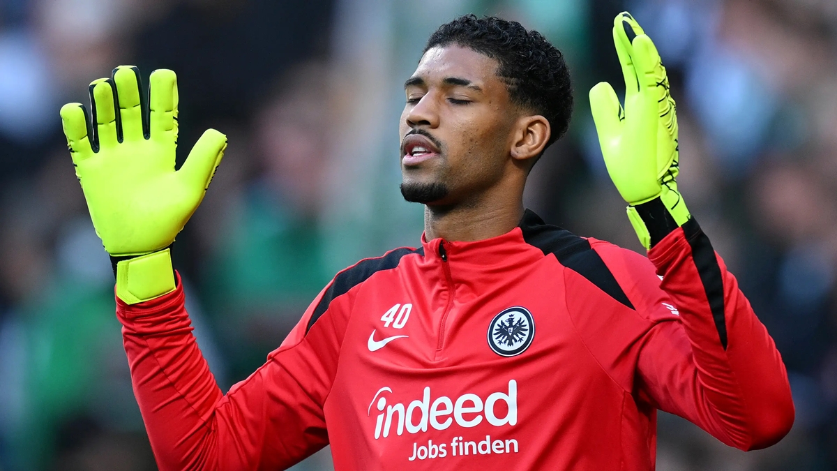 Kaua Santos thi đấu trong màu áo Eintracht Frankfurt