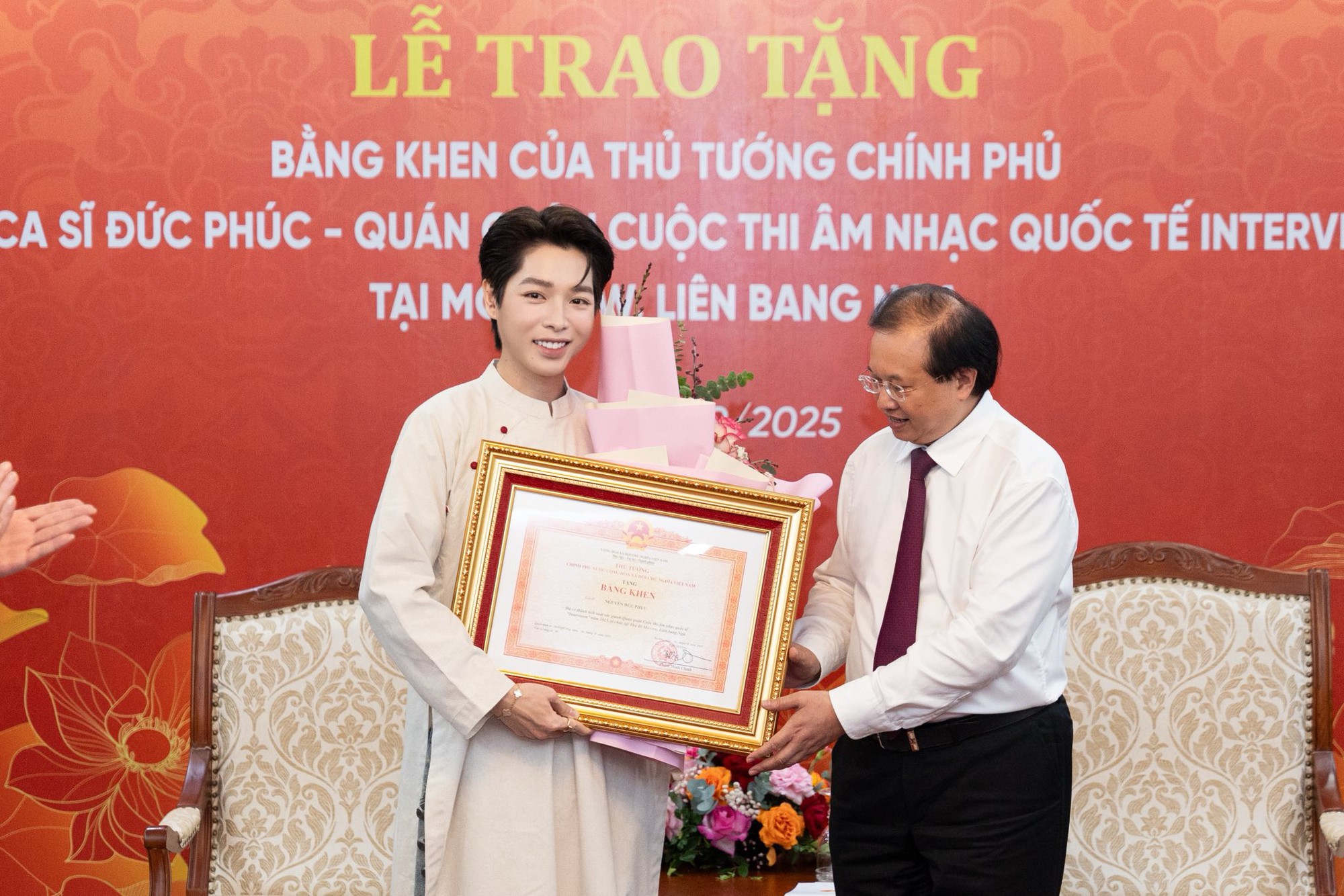 Đức Phúc nhận bằng khen của Thủ tướng Chính phủ sau khi chiến thắng Intervision 2025