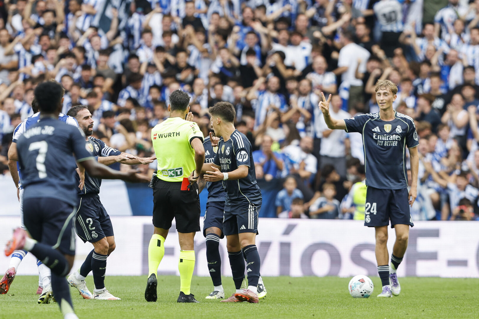 Real Madrid không hài lòng với thẻ đỏ của Huijsen