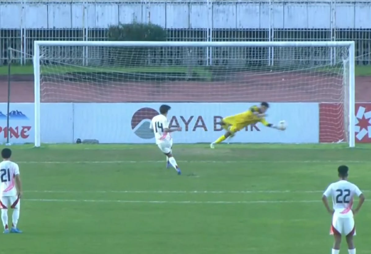 Thủ môn U23 Myanmar đã chạm được tay vào bóng nhưng không thể cản phá thành công quả đá 11m của đối phương.