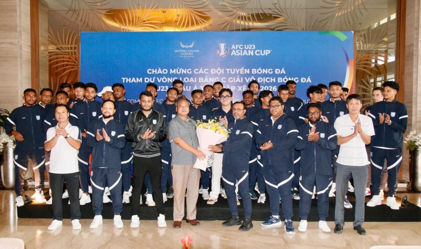 HLV trưởng U23 Bangladesh ( người đeo kính, nhận hoa)