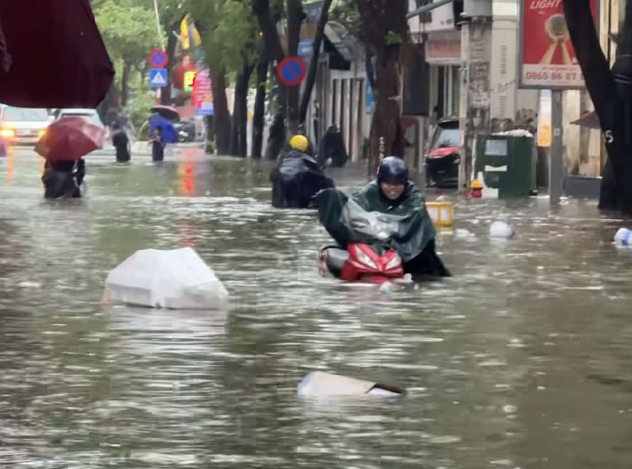 Nhiều tuyến đường tại Hà Nội ngập úng trong ngày 30/9 vì mưa lớn.