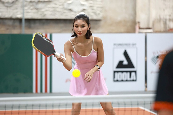 Tuyết Nhi thi đấu pickleball