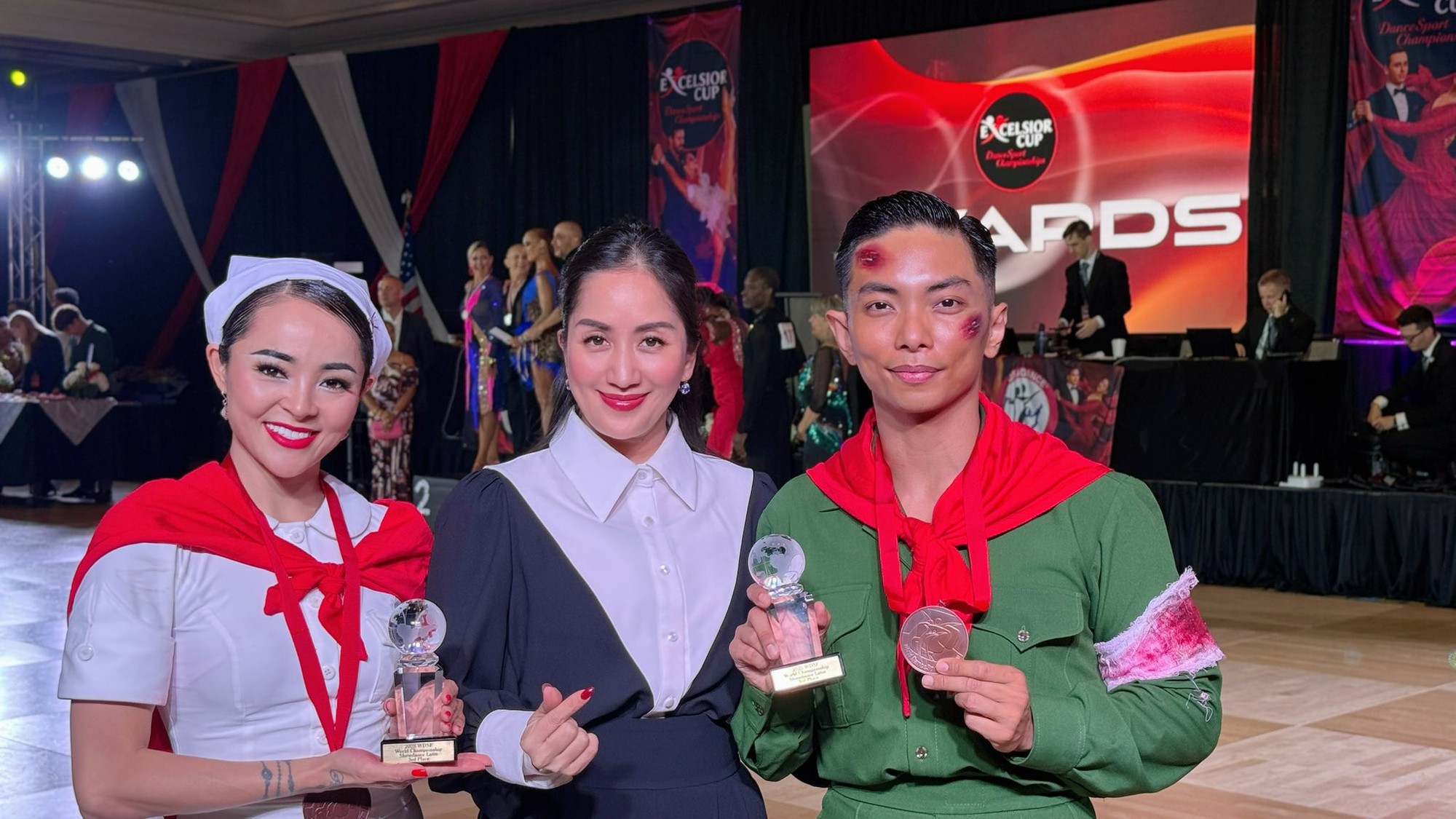 Khánh Thi hạnh phúc ăn mừng thành tích cùng Phan Hiển - Thu Hương