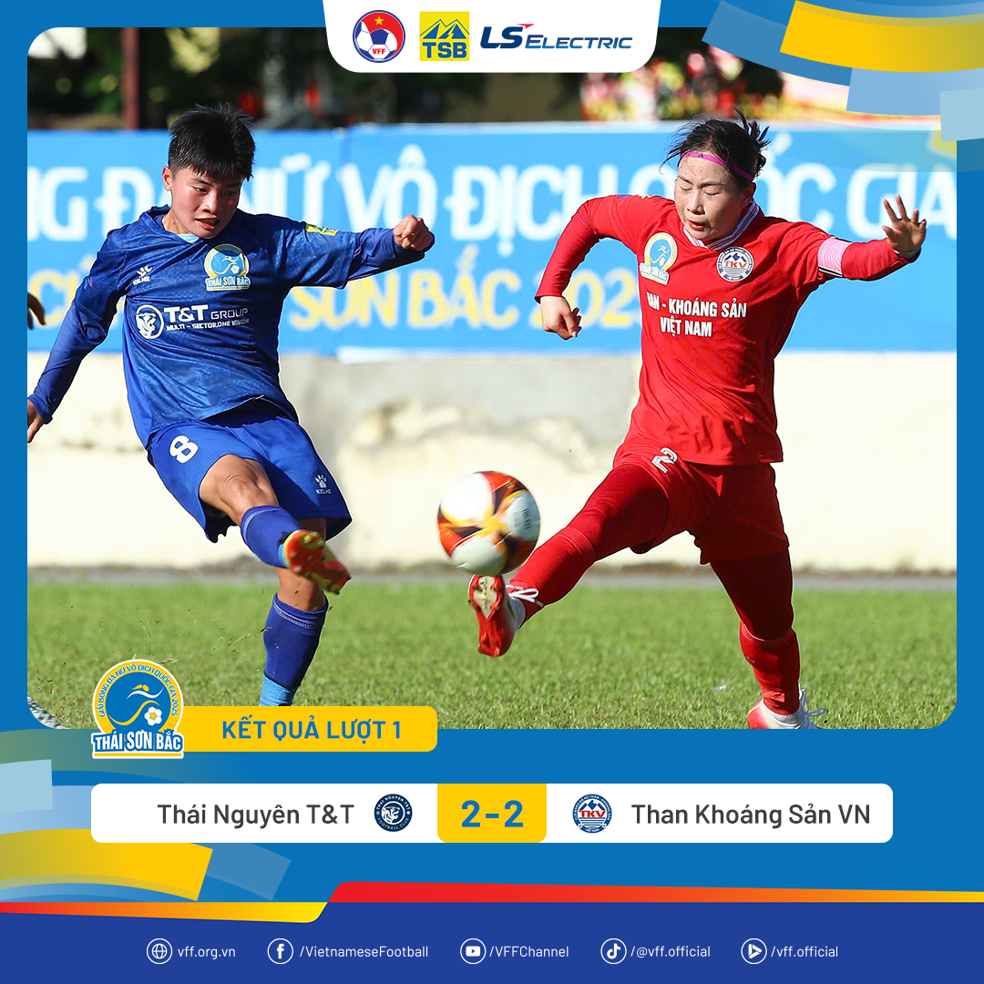 Pha tranh chấp bóng giữa hai đội