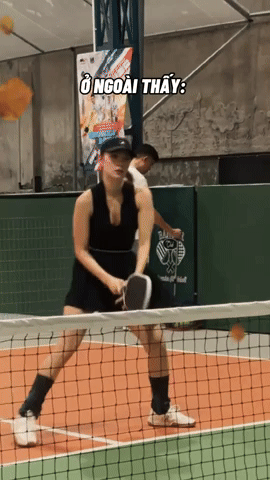 Khoảnh khắc Minh Hằng chơi pickleball, chồng đại gia đi dọn bóng khiến netizen rần rần chia sẻ
