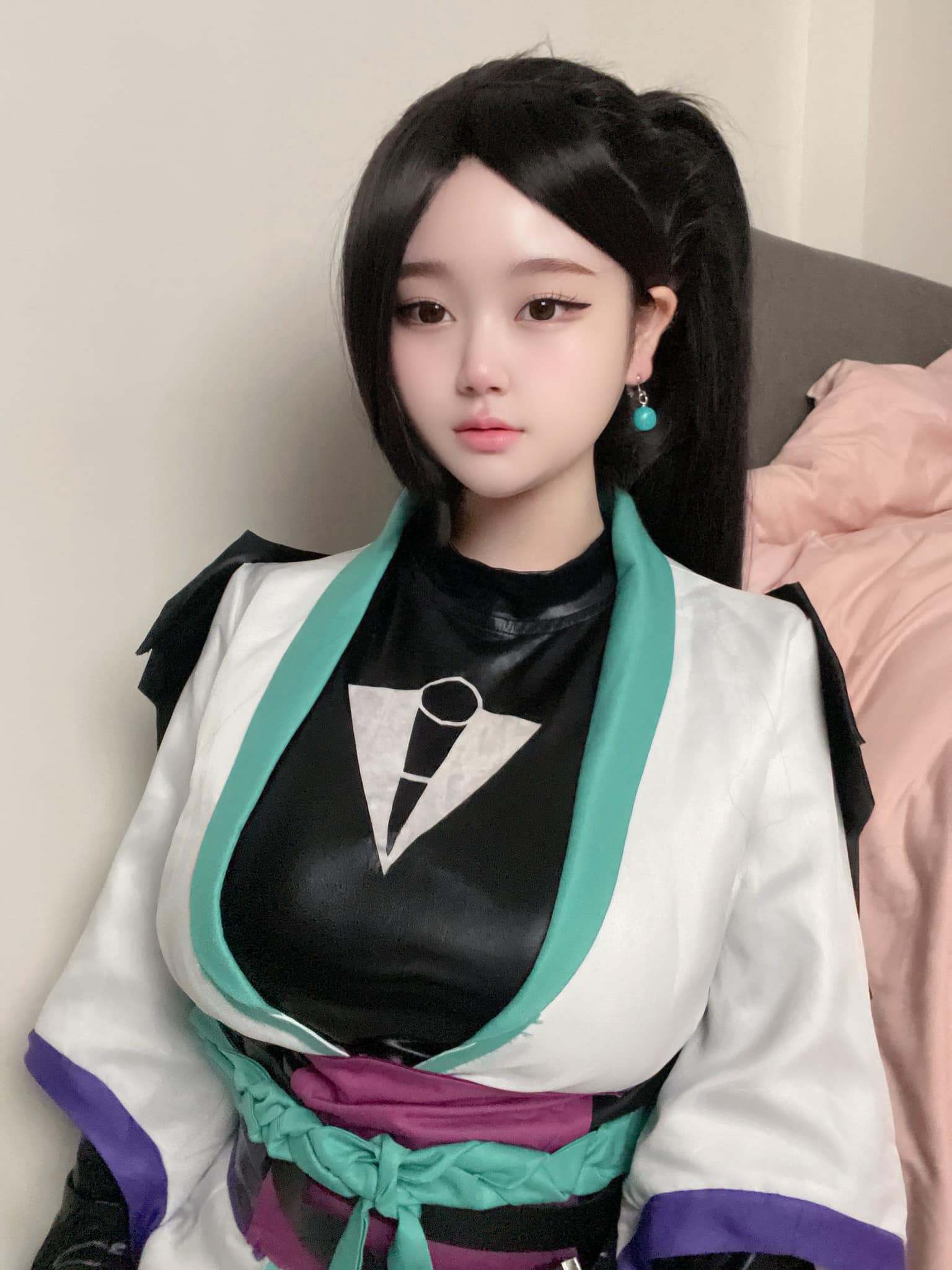 Sở hữu gương mặt ngây thơ, nữ coser gây choáng váng với những màn cosplay táo bạo- Ảnh 1.