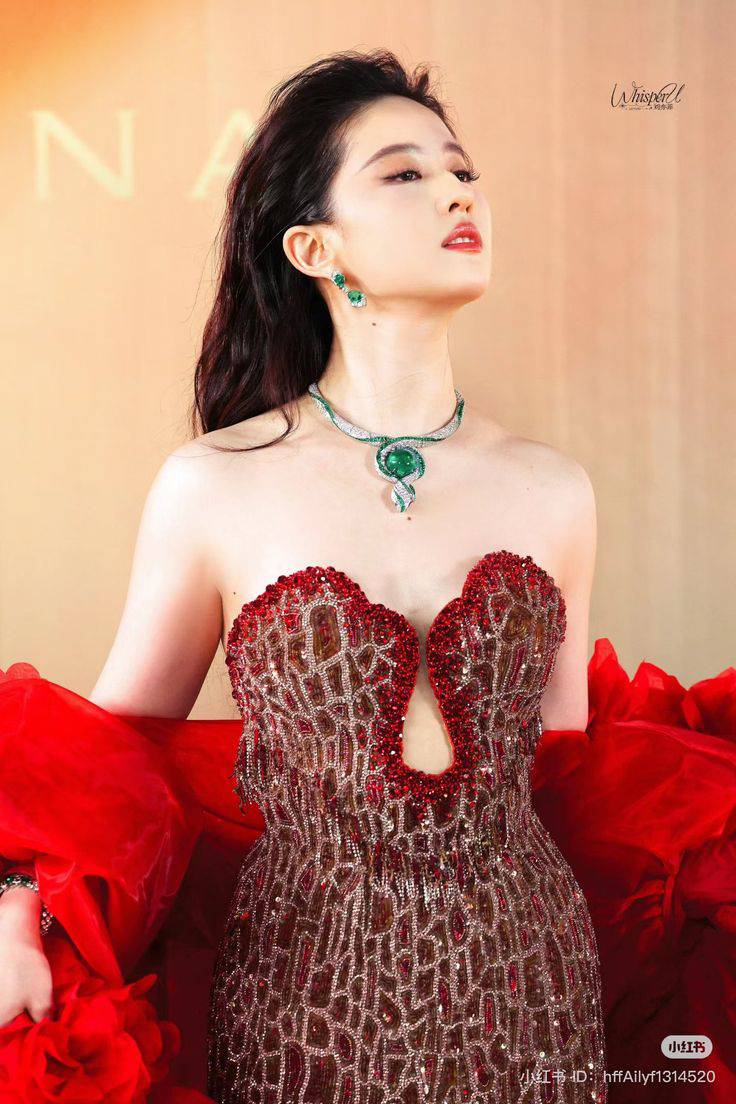 Nữ diễn viên đeo vòng cổ hiệu BVLGARI sang trọng