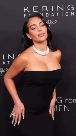 Vợ Ronaldo với cách tạo dáng khoe tay đeo nhẫn