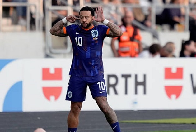 Depay tỏa sáng với một cú đúp.