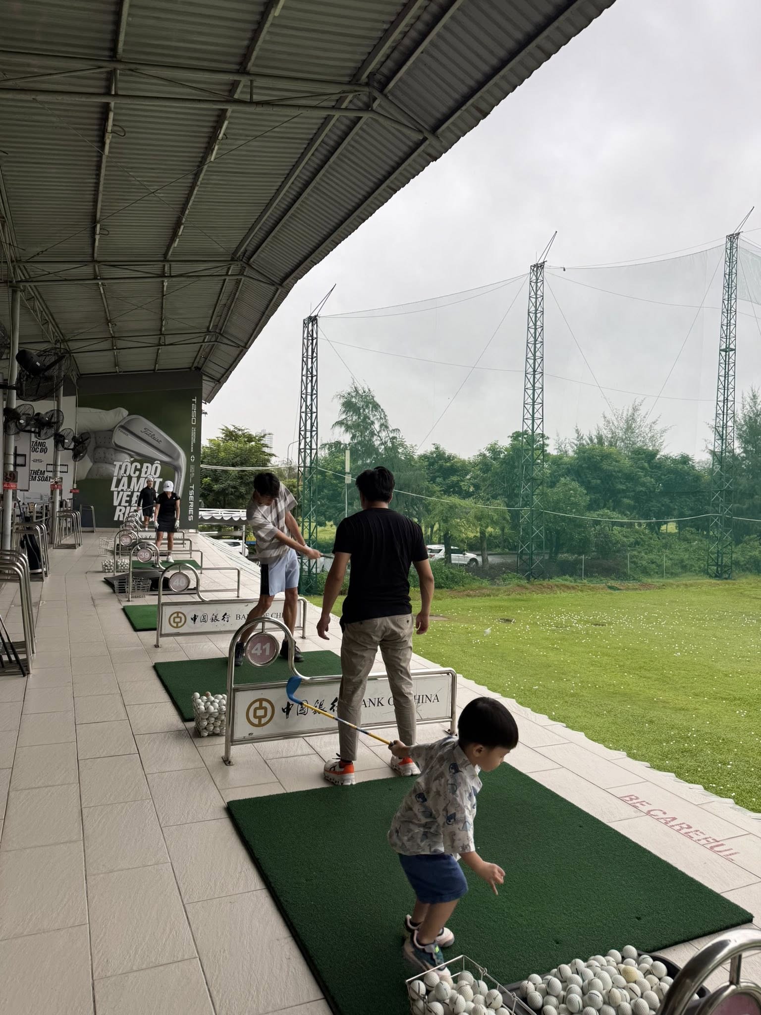 Subeo diện trang phục thoải mái chơi golf