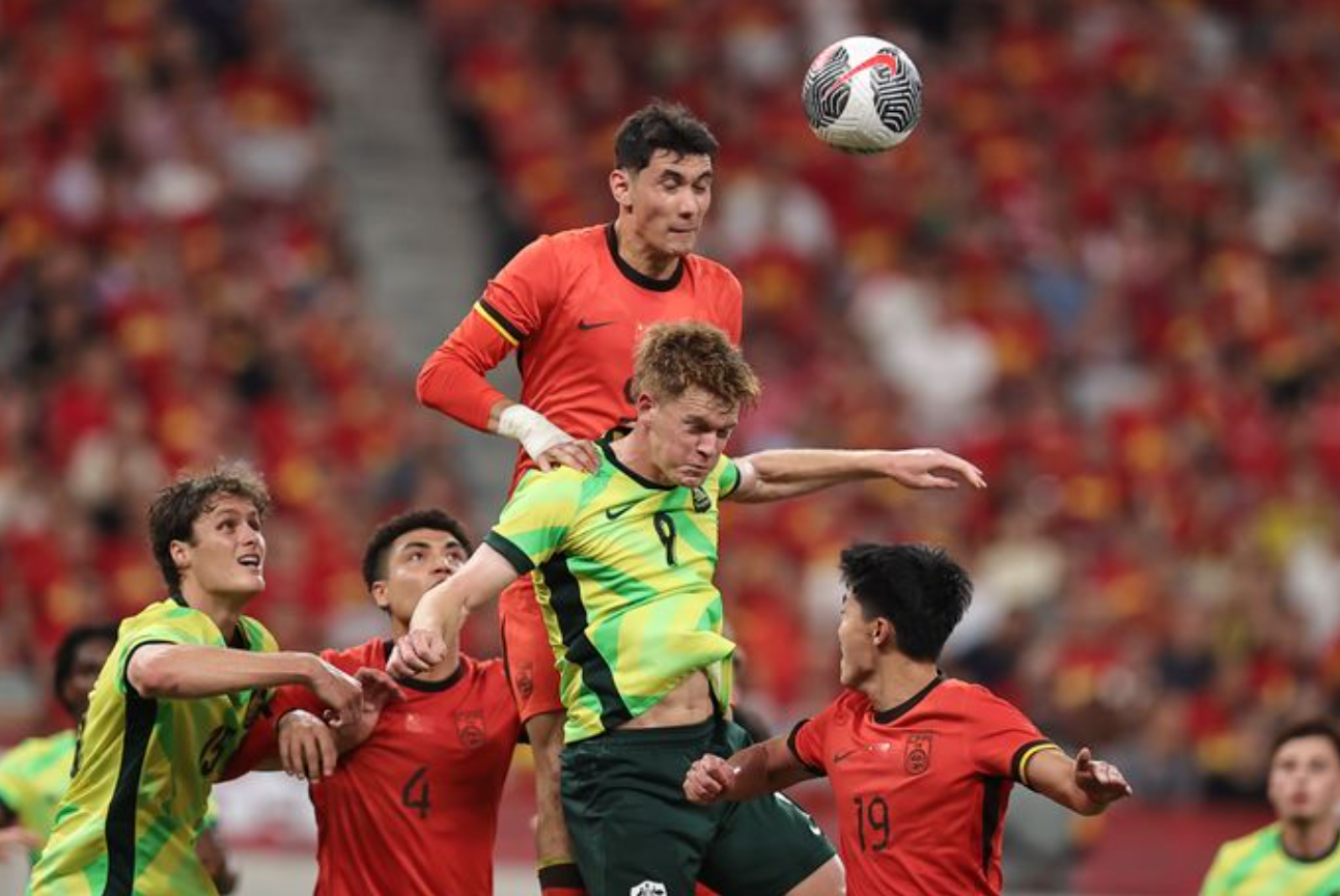 U23 Australia (áo vàng-xanh) giành vé đi tiếp với ngôi đầu bảng