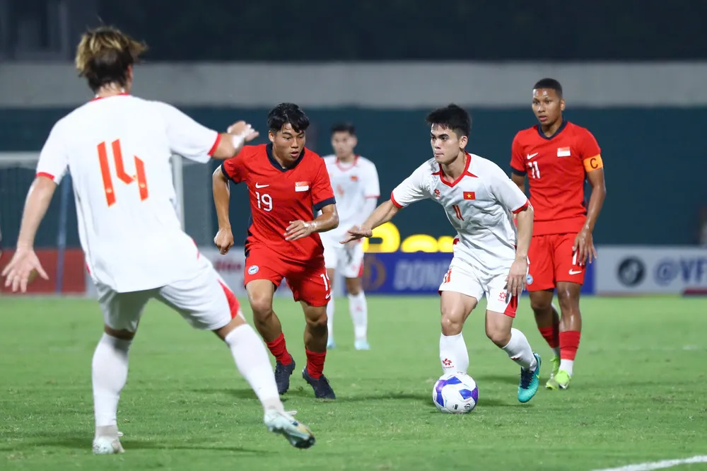 U23 Việt Nam gặp khó khăn với hàng phòng ngự U23 Singapore