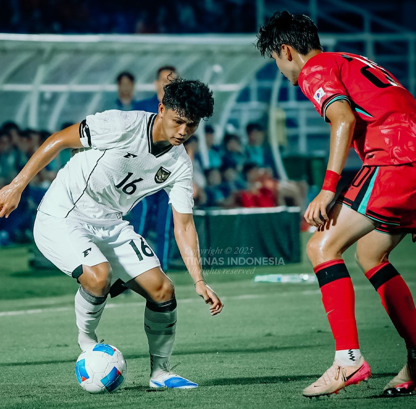 U23 Indonesia (áo trắng) không thể vượt qua vòng loại