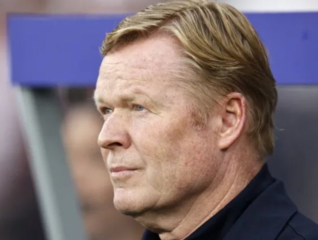 Huấn luyện viên Koeman hướng dẫn chiến thuật
