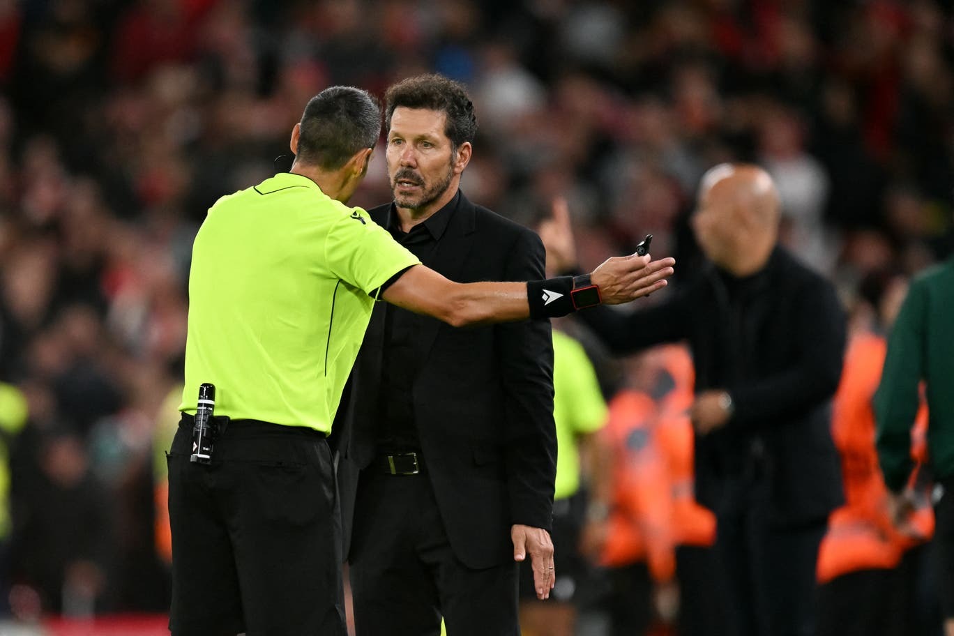 HLV Diego Simeone bị đuổi vì đôi co với CĐV ở trận thua Liverpool - Ảnh 2.