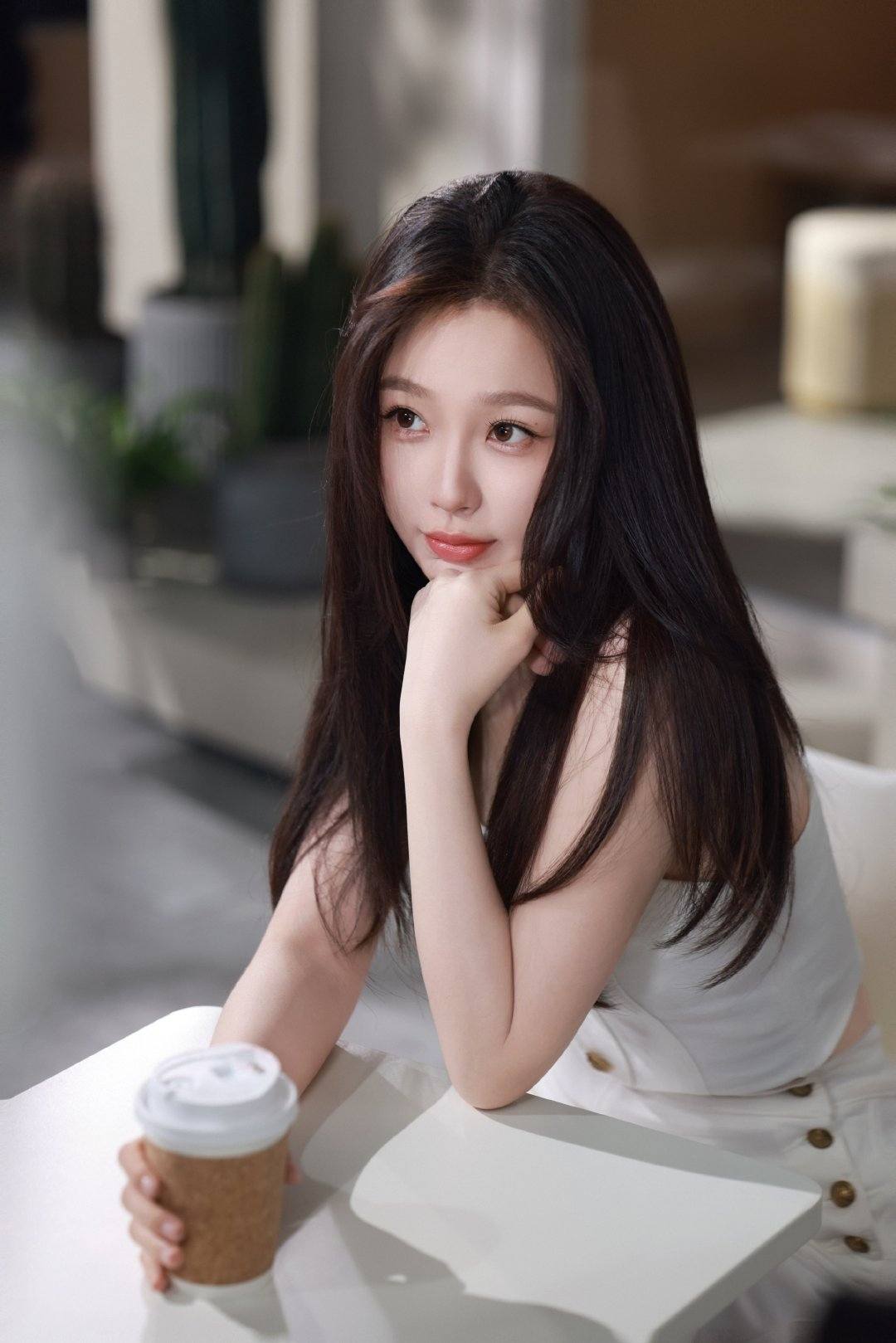 Ngu Thư Hân bị xóa sổ đóng băng hoạt động nghệ thuật