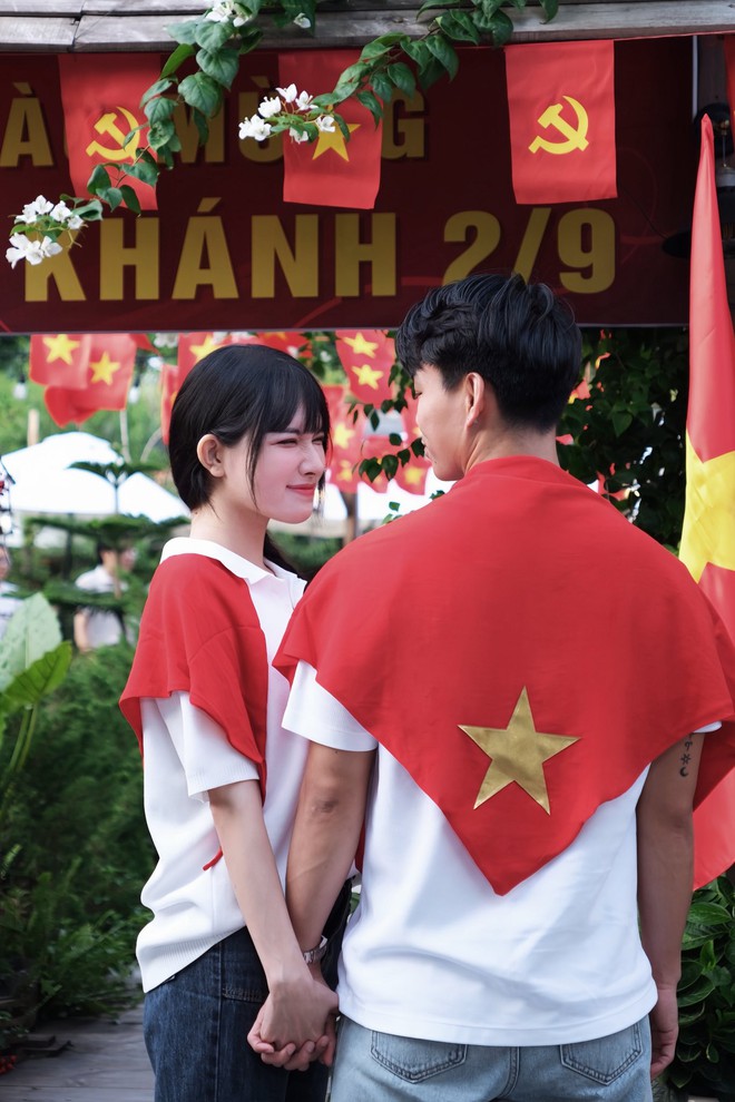 Vũ Văn Thanh và bạn gái trong bộ ảnh yêu nước