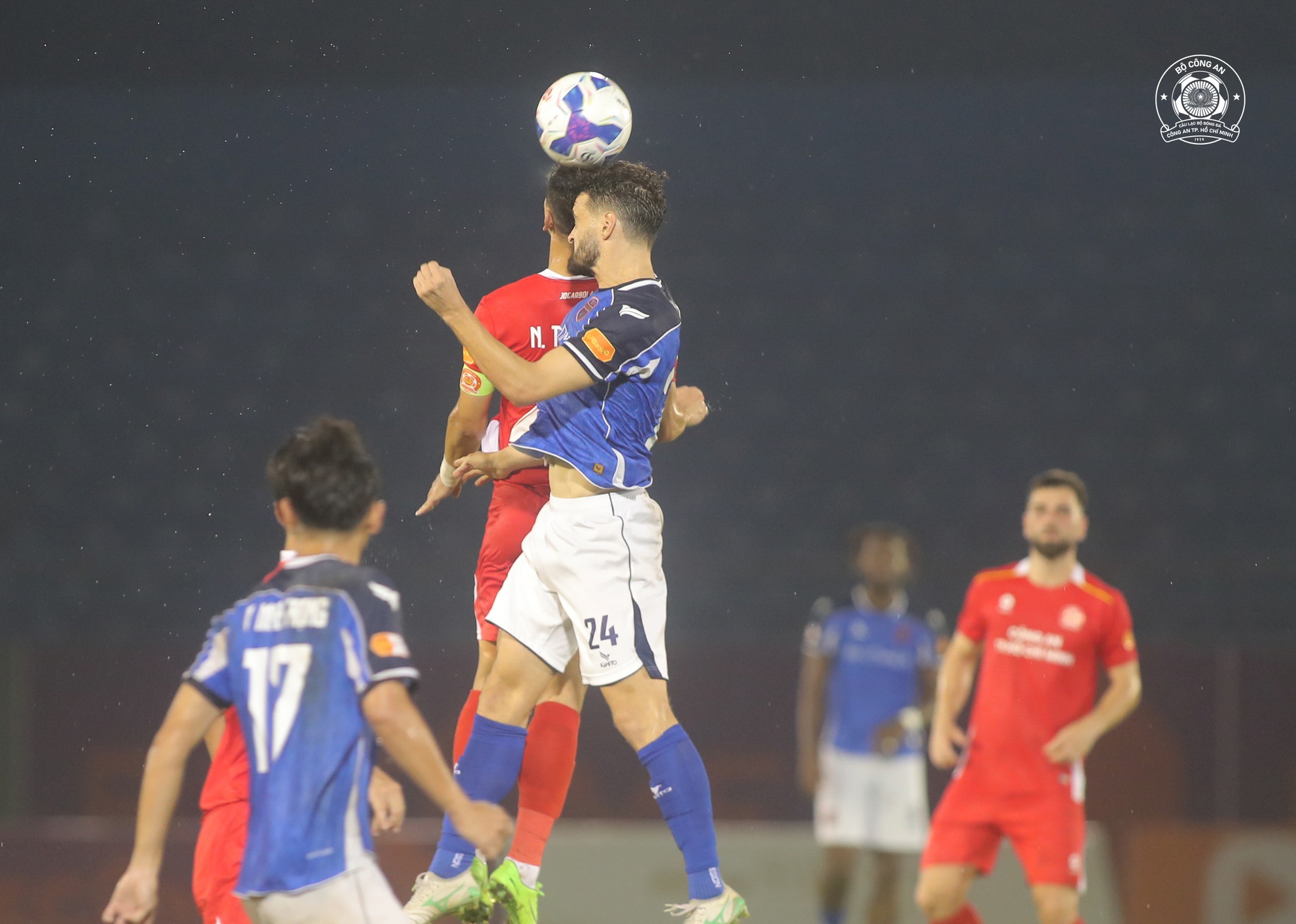 Tiến Linh ghi bàn ngay trong trận derby đầu tiên của TP.HCM sau sáp nhập