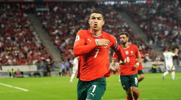 Cristiano Ronaldo ghi bàn từ chấm phạt đền