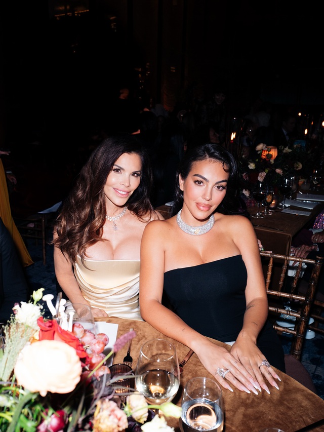 Vợ sắp cưới của Ronaldo khoe nhẫn kim cương triệu đô tại sự kiện