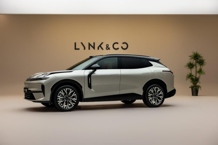 Kích thước tổng thể Lynk & Co 08 so với đối thủ
