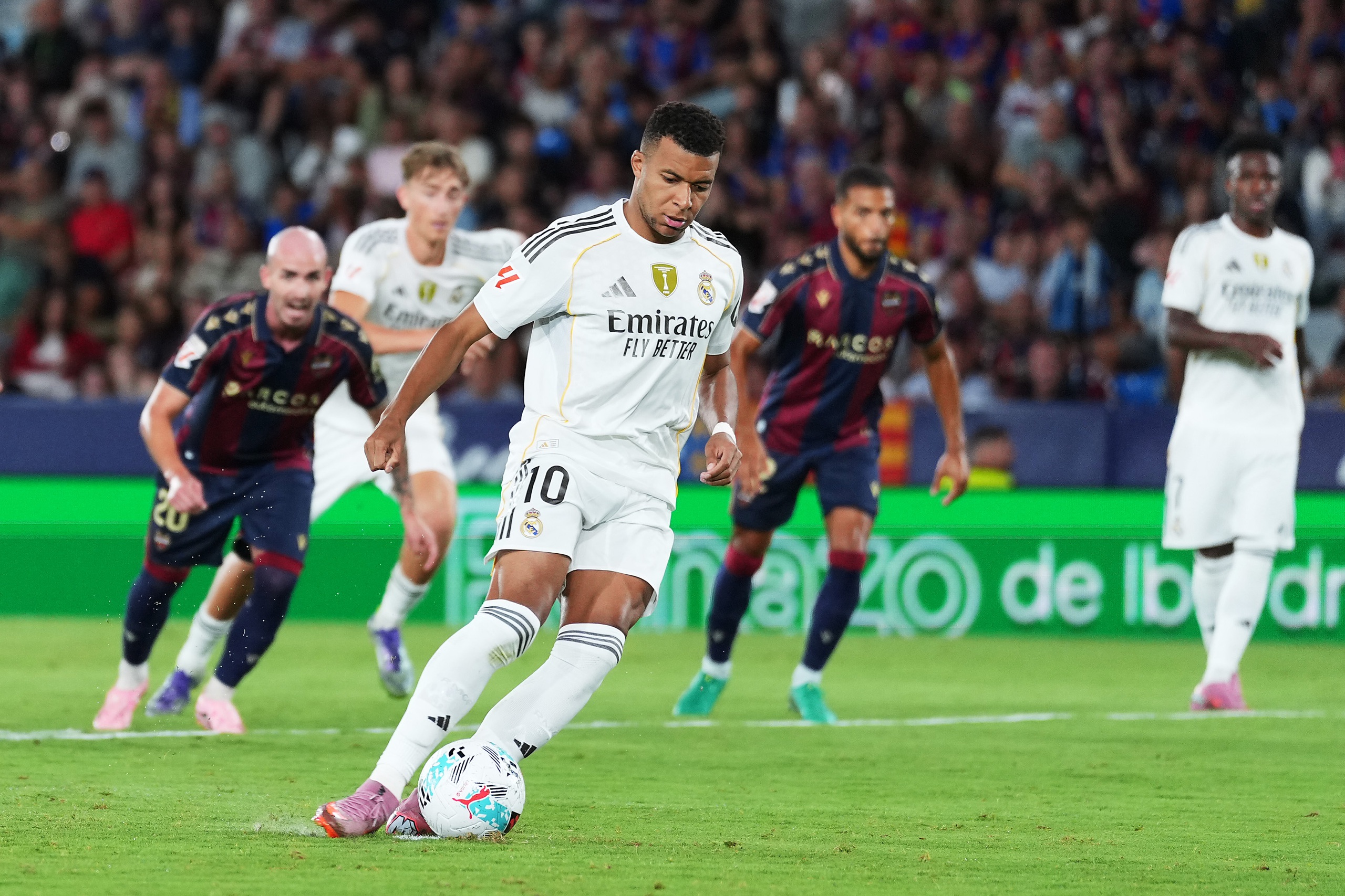 Mbappe tiếp tục thi đấu thăng hoa và kéo con tàu Real Madrid băng băng tiến về phía trước