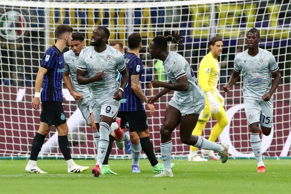 Keinan Davis ăn mừng bàn thắng cùng đồng đội Udinese tại trận gặp Inter