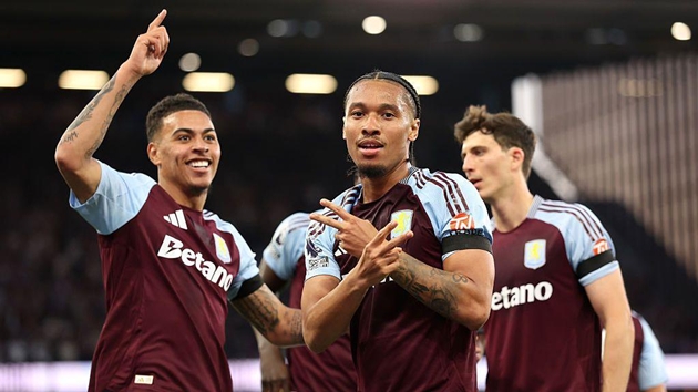 Unai Emery cùng các cầu thủ Aston Villa