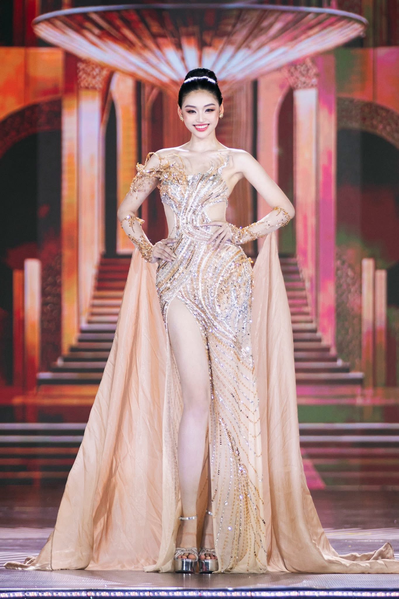 Visual sáng bừng của Yến Nhi trong Chung kết