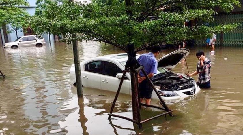 Xe ô tô chết máy trên đường ngập