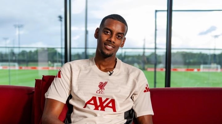 Alexander Isak tập trung trên sân